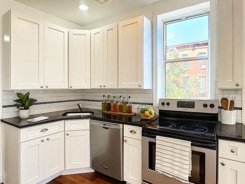 2nd image of 138 Saint Marks Pl APT 2A