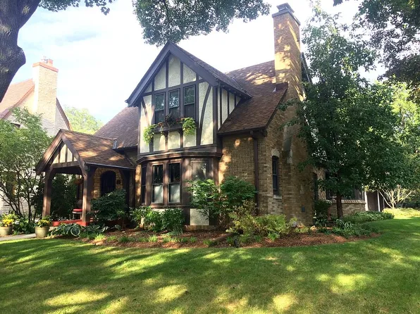 6168 Washington Cir, Wauwatosa, WI 53213