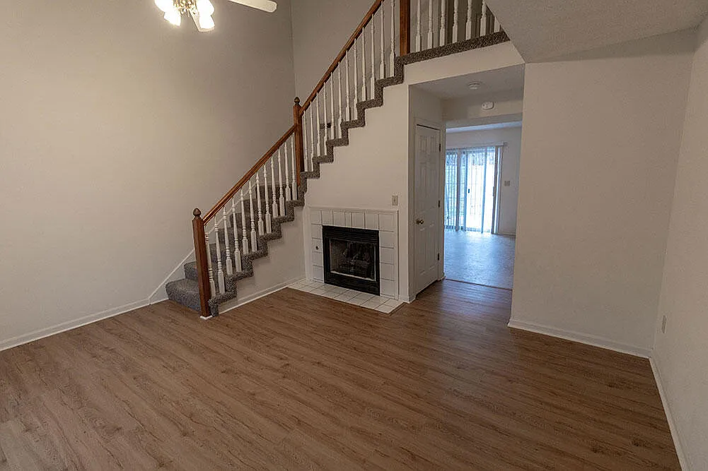 3 bed, 2.5 bath, 1387 sqft, $1,595 — Photo 2