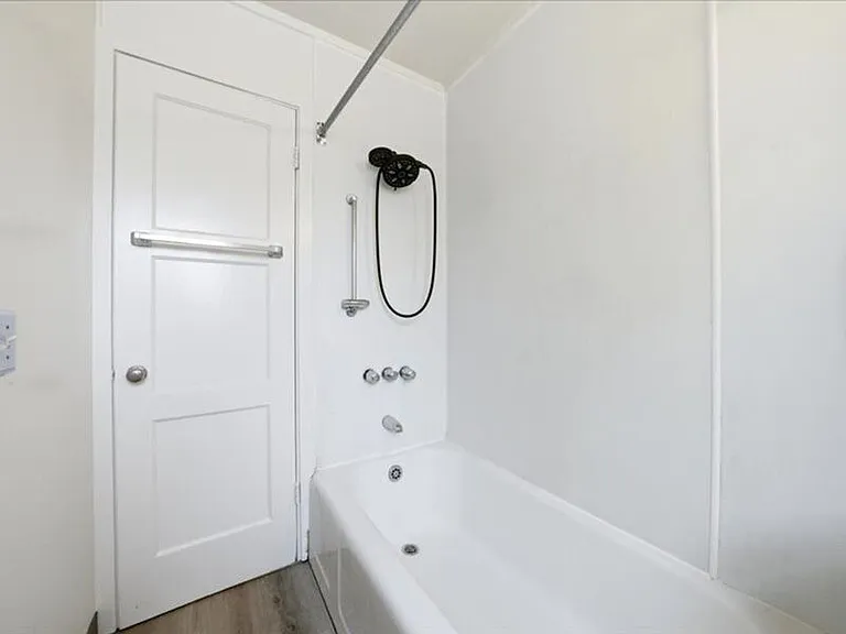 1347 Thayer Dr — Photo 10