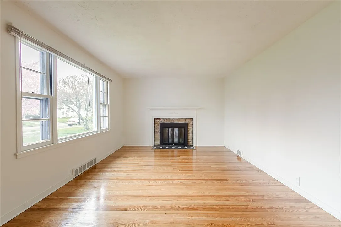 3 bed, 1.5 bath, 1452 sqft, $2,400 — Photo 4