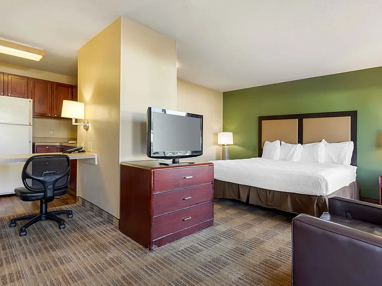 Deluxe Studio - 1 King Bed