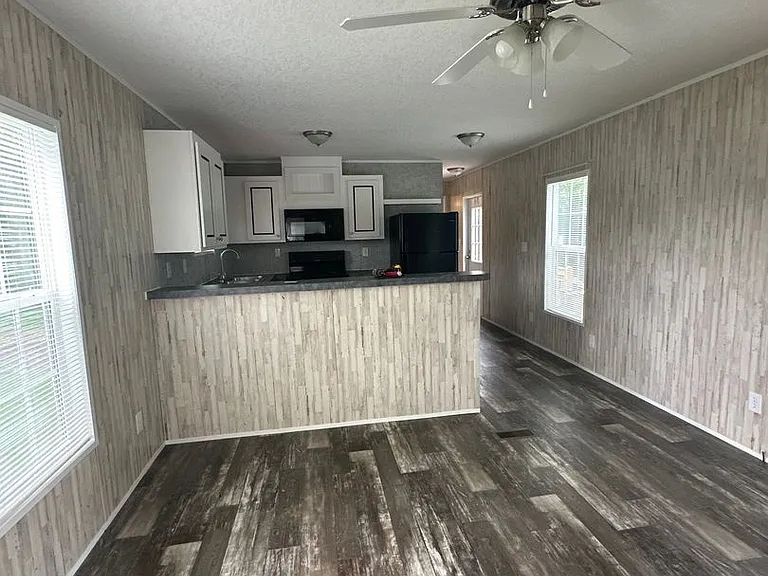 1335 Bell Ave — Photo 2