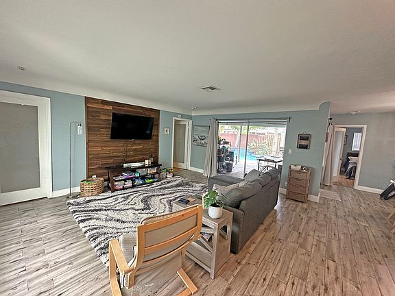 3rd image of 2150 NE 52nd St