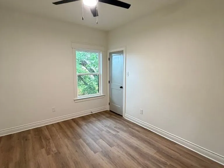 303 Live Oak St — Photo 10