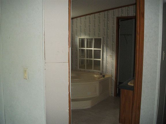 4th image of 695 Green Oaks Dr