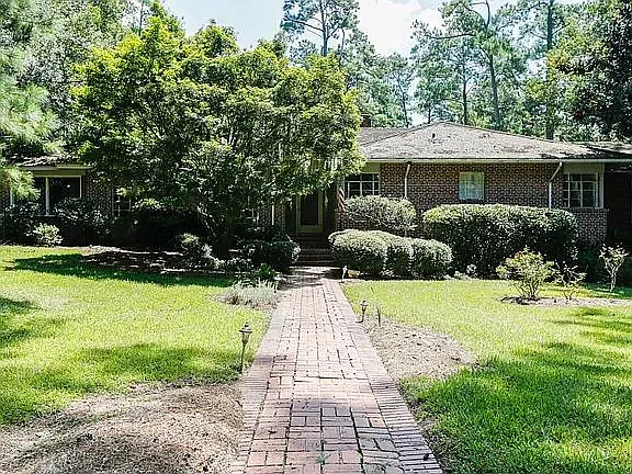 1441 Country Club Dr