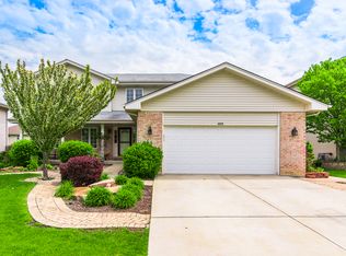 1033 Greenbriar Dr, Glendale Heights, IL 60139