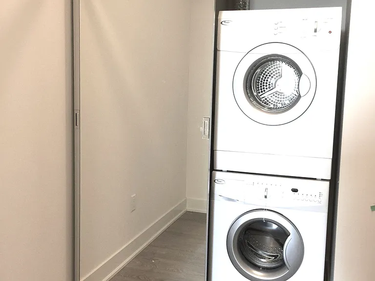 30 Roehampton Ave #2802 — Photo 11