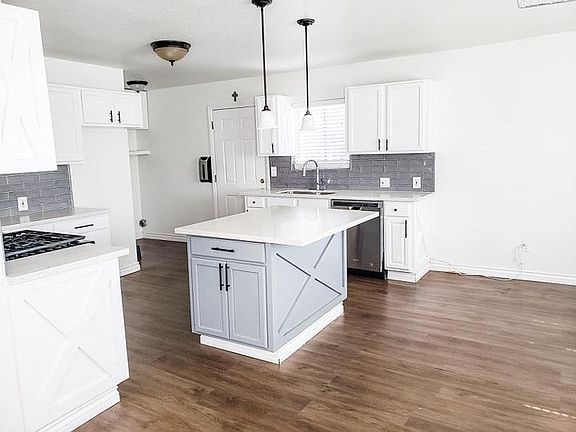 Kitchen and dining to the right