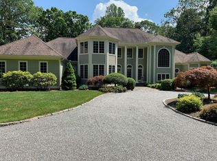 19 Oak Ridge Dr, Newtown, CT 06470