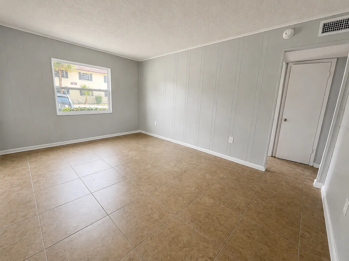 927 N. Iowa A - 3 — Photo 3