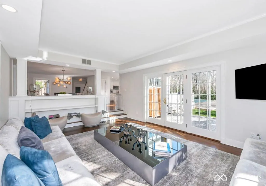 Beautiful Family Home w Pool in Wainscott - 5min Drive to Beach — Photo 4