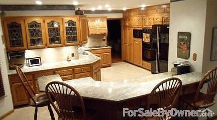 Kitchen and island/breakfast bar : Leaded glass; oak cabinets, under cabinet lighting, granite count