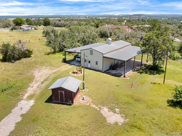 715 Waring Welfare, Comfort, TX 78013