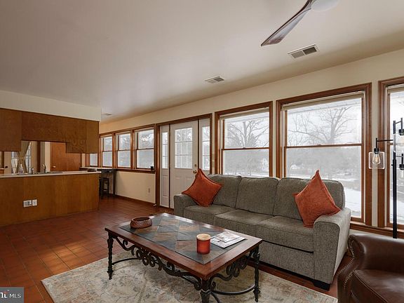 4th image of 166 Rosehill Ave