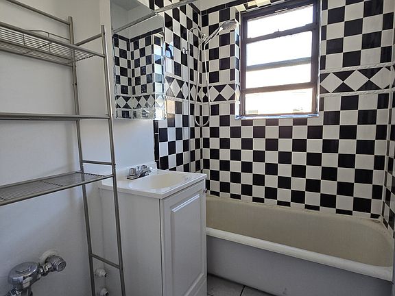 4th image of 1717 W North Shore Ave APT 3H