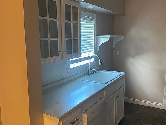 4th image of 260 Reynoir St