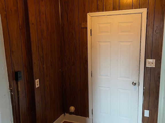 3rd image of 574 Roseberry St