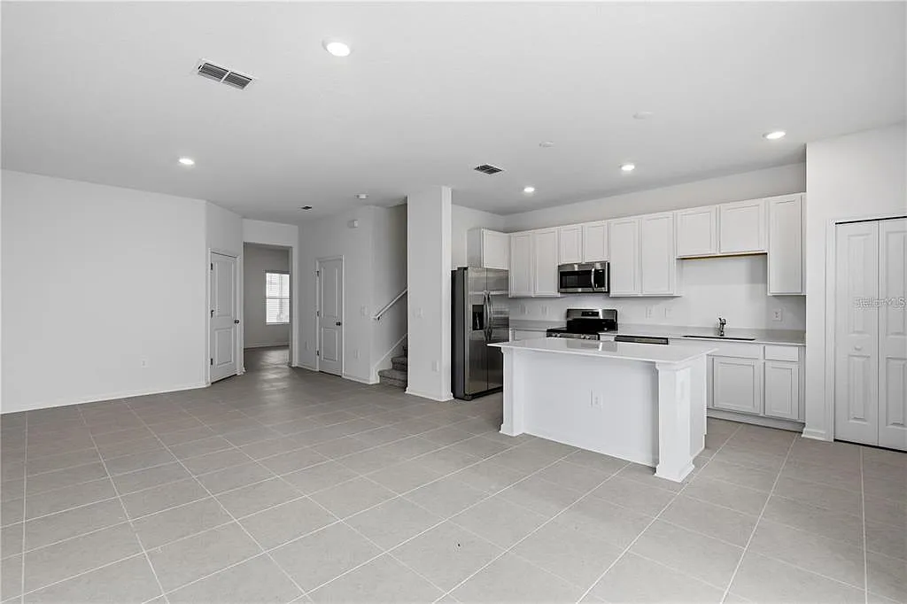 3 bed, 2.5 bath, 1982 sqft, $1,900 — Photo 3