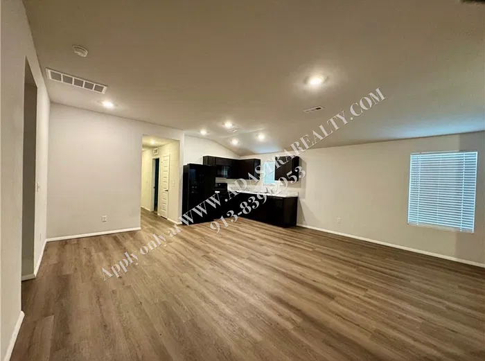 3 bed, 2.0 bath, 1080 sqft, $1,995 — Photo 4