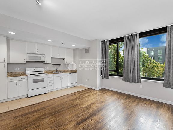 2nd image of 260 King St Unit 553