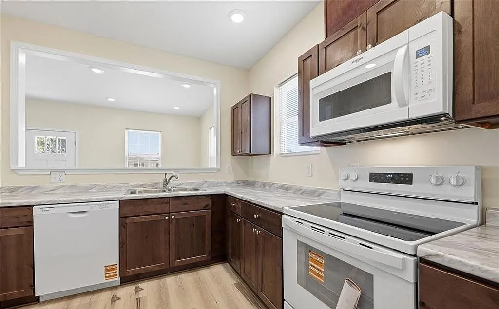 3 bed, 1331 sqft, $2,150 — Photo 4