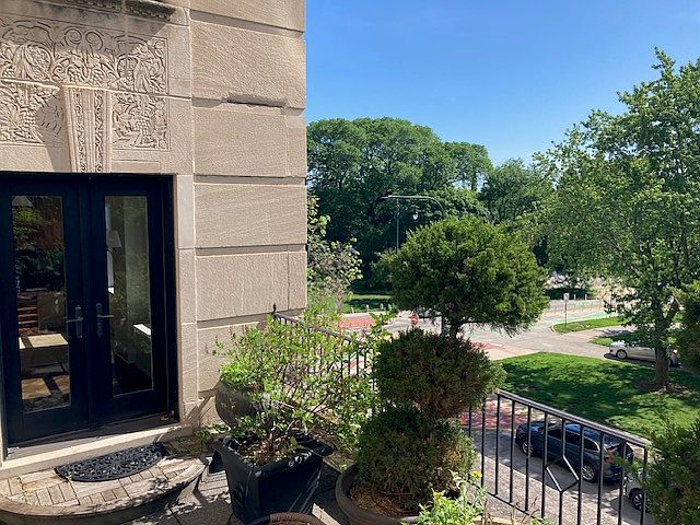 1st image of 2000 N Lincoln Park W #302