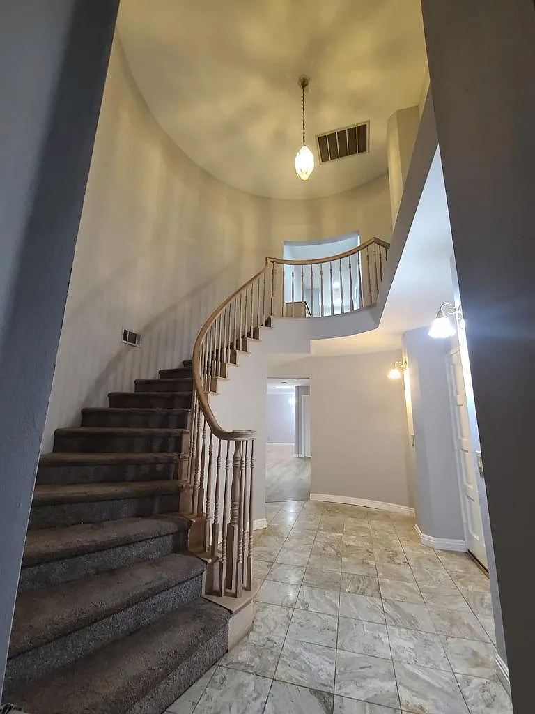 4 bed, 2.5 bath, 2699 sqft, $3,900 — Photo 2