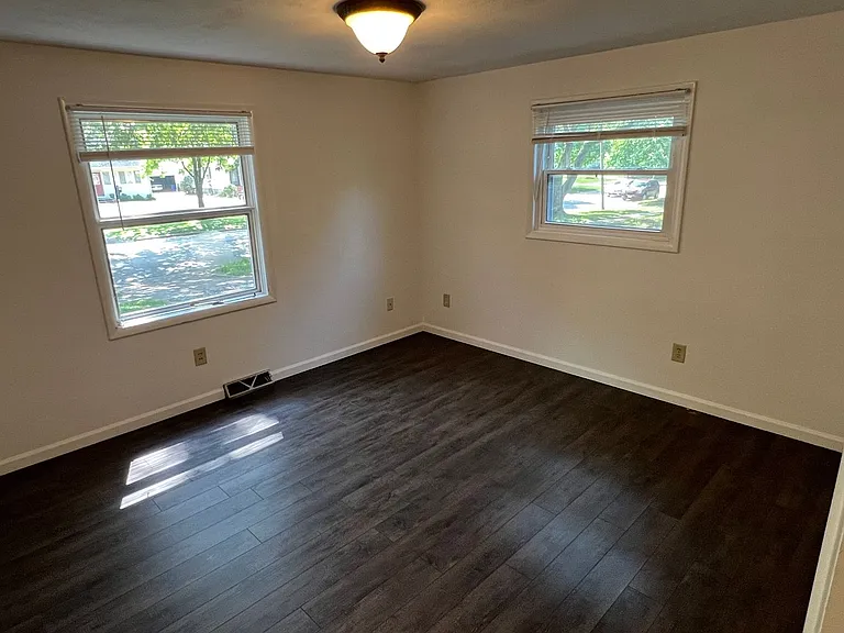 1612 W University Ave — Photo 8