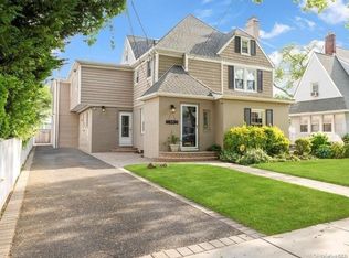11 Muirfield Rd, Rockville Centre, NY 11570