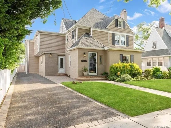 11 Muirfield Road, Rockville Centre, NY 11570