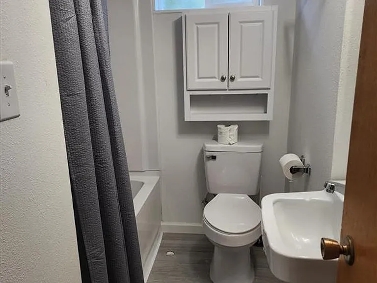 815 Avenue C — Photo 9