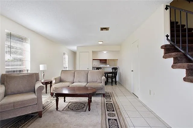 1208 Cambridge Dr — Photo 3