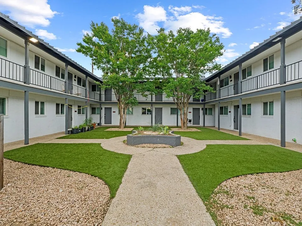 Cresthaus Apartments