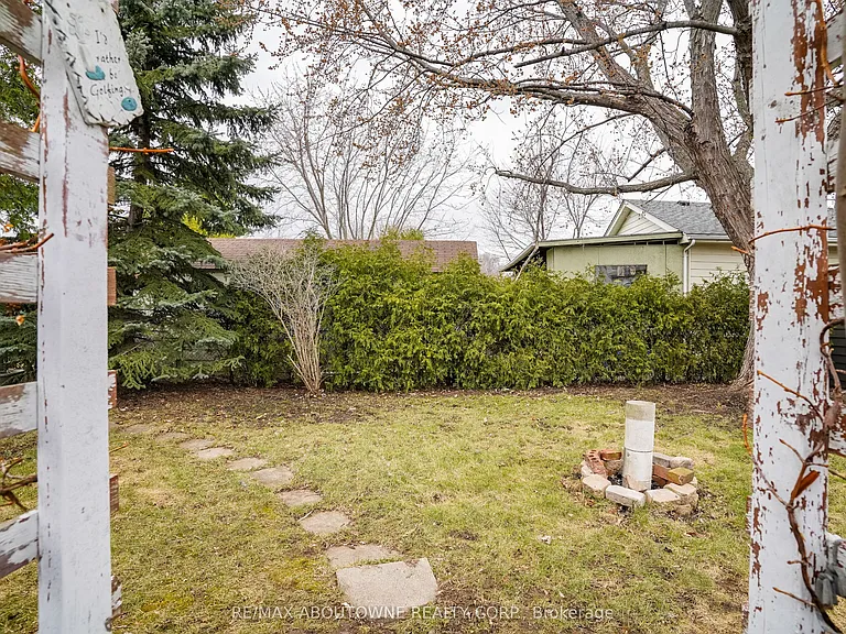 96 Mohawk Rd E — Photo 11