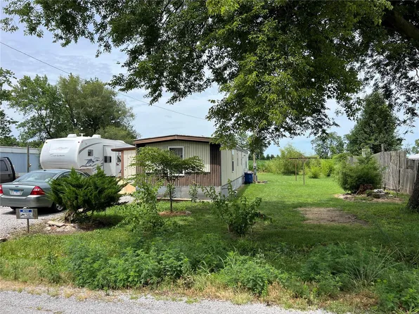 305 E Chestnut St, Baldwin, IL 62217