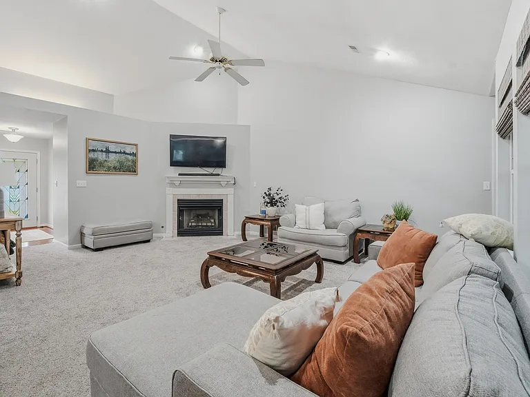 209 Norwich Dr — Photo 5