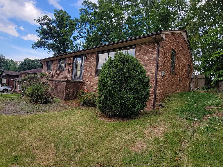 121 Layton Ave — Photo 2