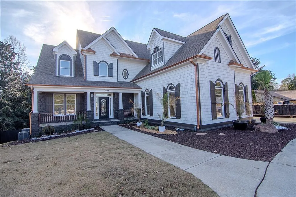 6 bed, 4.5 bath, 5505 sqft, $8,500 — Photo 1
