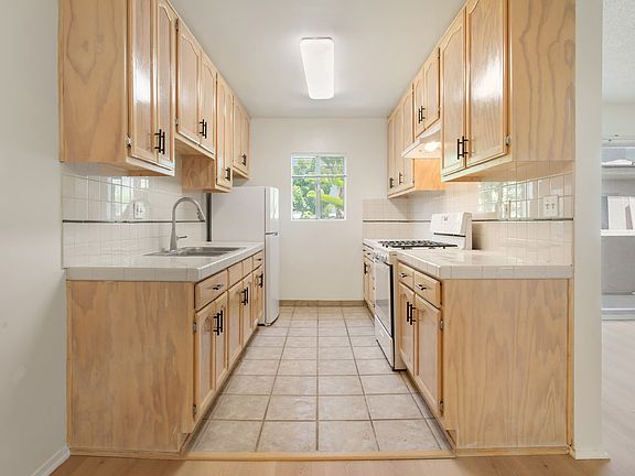 2nd image of 1324 Barry Ave APT 6