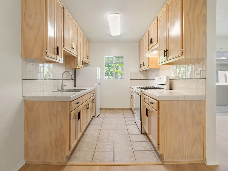 1324 Barry Ave #6 — Photo 2