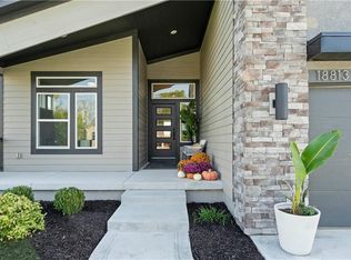 18813 Skyview Ln, Spring Hill, KS 66083