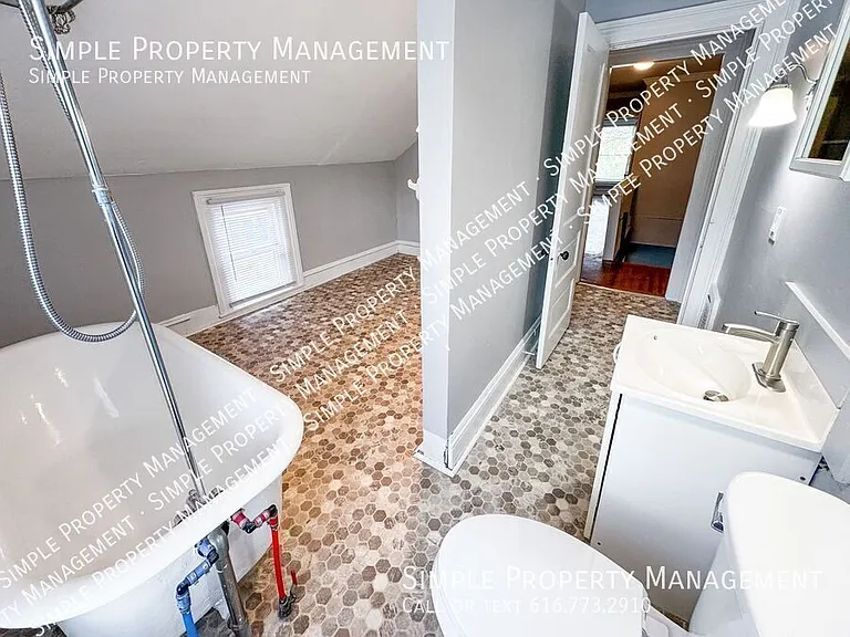 201 Benjamin Ave SE — Photo 9