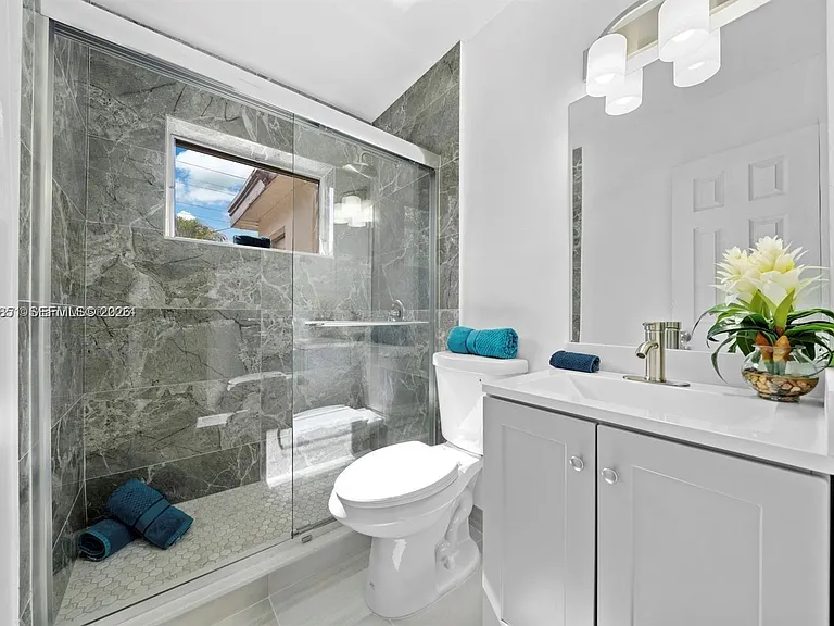 7532 Farragut St — Photo 3