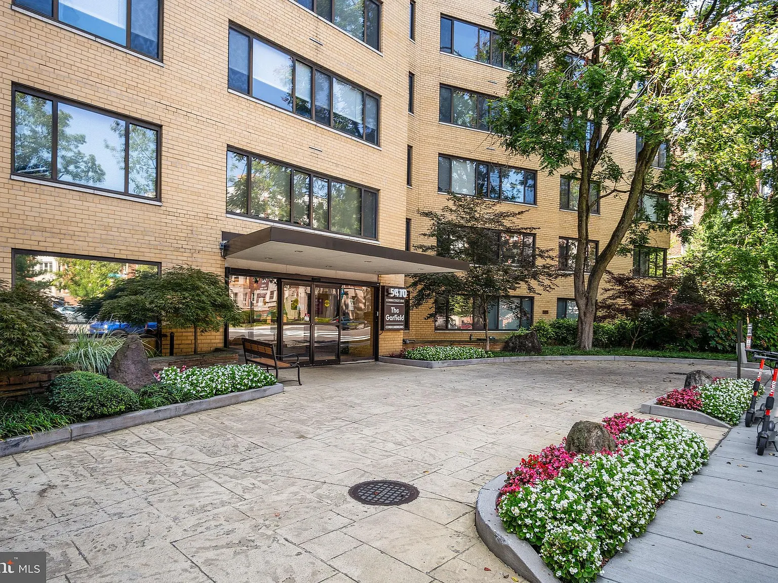 Garfield Condominium — Photo 3