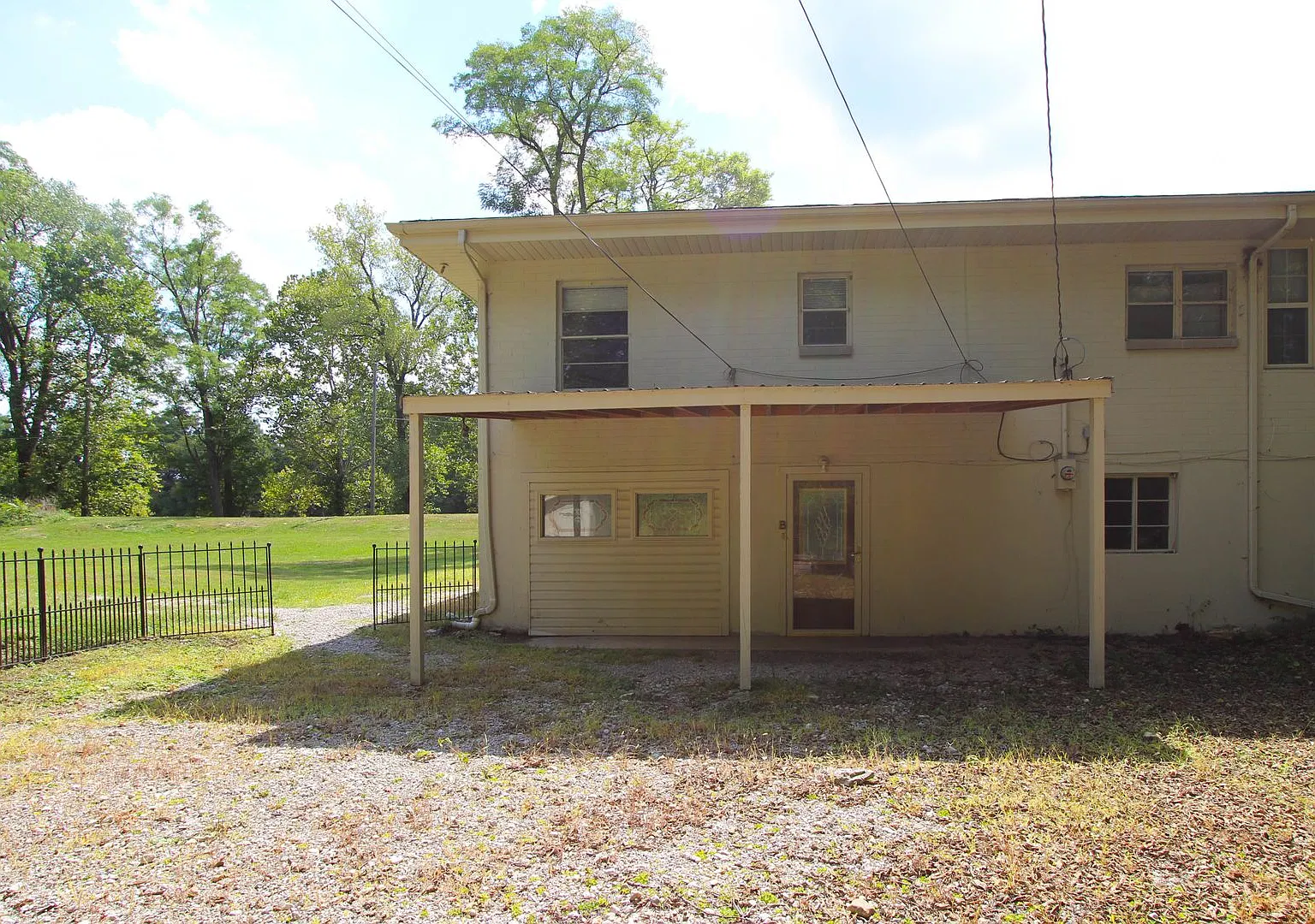 2-Bedroom Unit with Updated Kitchen and Bathroom, Close to Campus — Photo 2