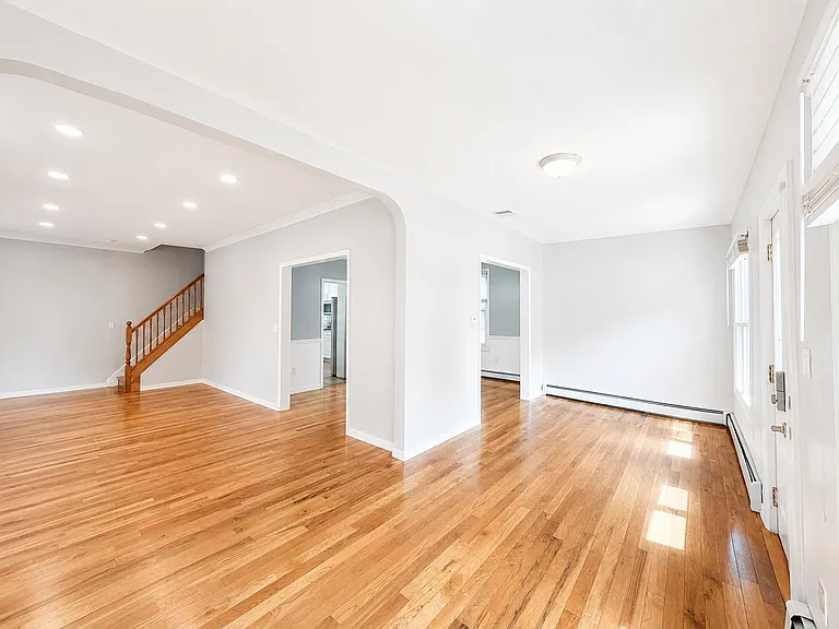 24 Sunderland Ave — Photo 3
