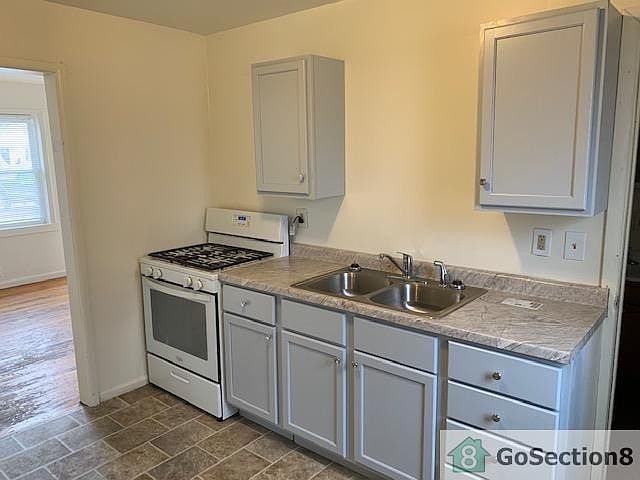 2nd image of 905 N Willis Ave