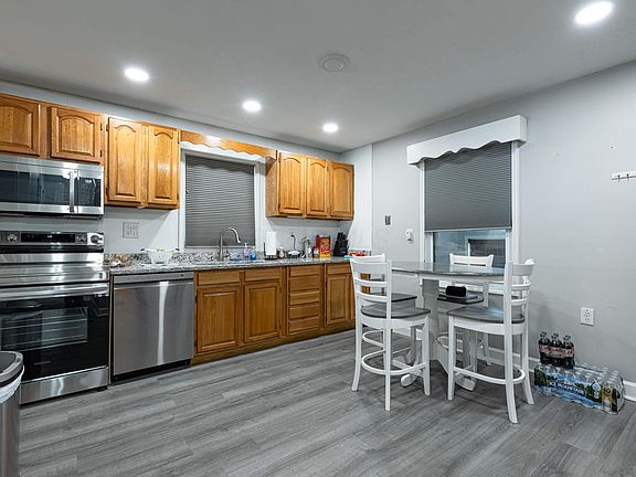 5th image of 515 N Clairmont Ave